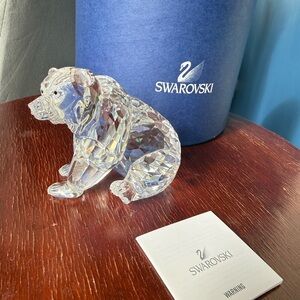 Swarovski grizzly bear sitting figurine 3 1/2 inches 243880 box and coa